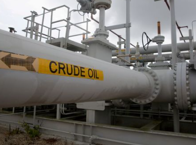 FILE PHOTO: A maze of crude oil pipes and valves is pictured during a tour by the Department of Energy at the Strategic Petroleum Reserve in Freeport, Texas, U.S. June 9, 2016. REUTERS/Richard Carson/File Pho