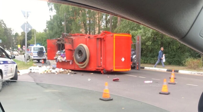 На юге Московской области мусоровоз опрокинулся на бок: водителю легковушки очень повезло