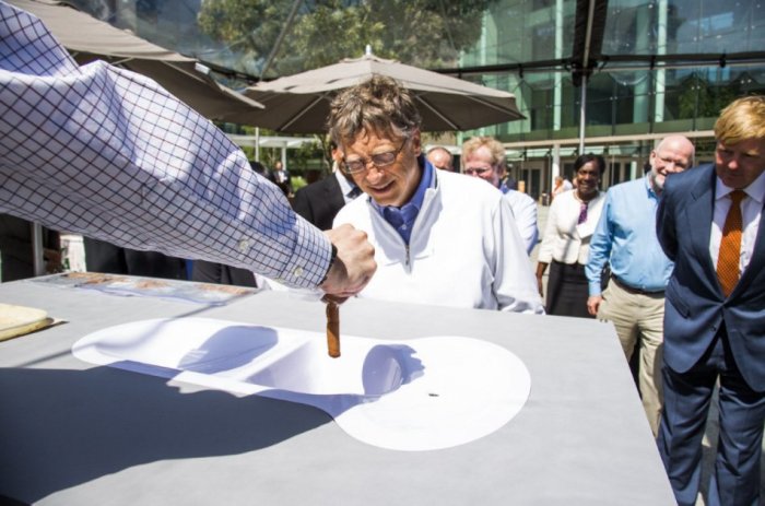 Билл Гейтс представил новый туалет без канализации и воды билл гейтс