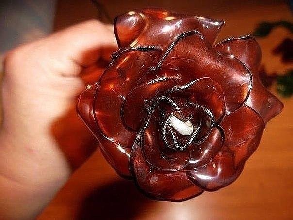 Не выбрасывайте пластиковые бутылки. Из них можно сделать розы!