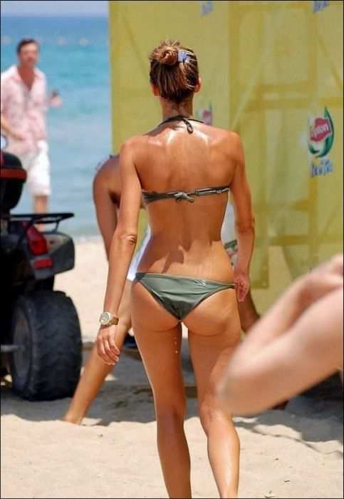 Симпатичные девушки загорают Симпатичные девушки загорают позитив