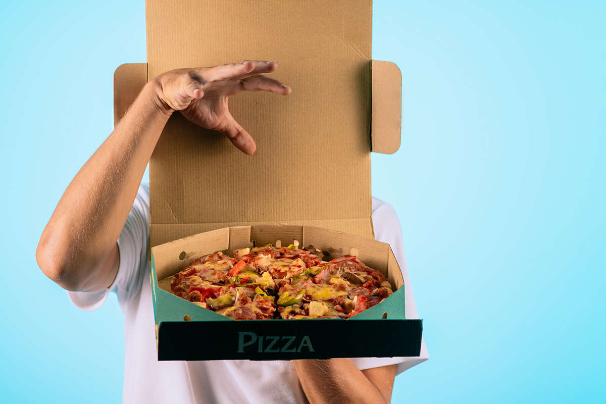 Украл пиццу. Американцы пицца. Забирает пиццу. Держит коробку пиццы.