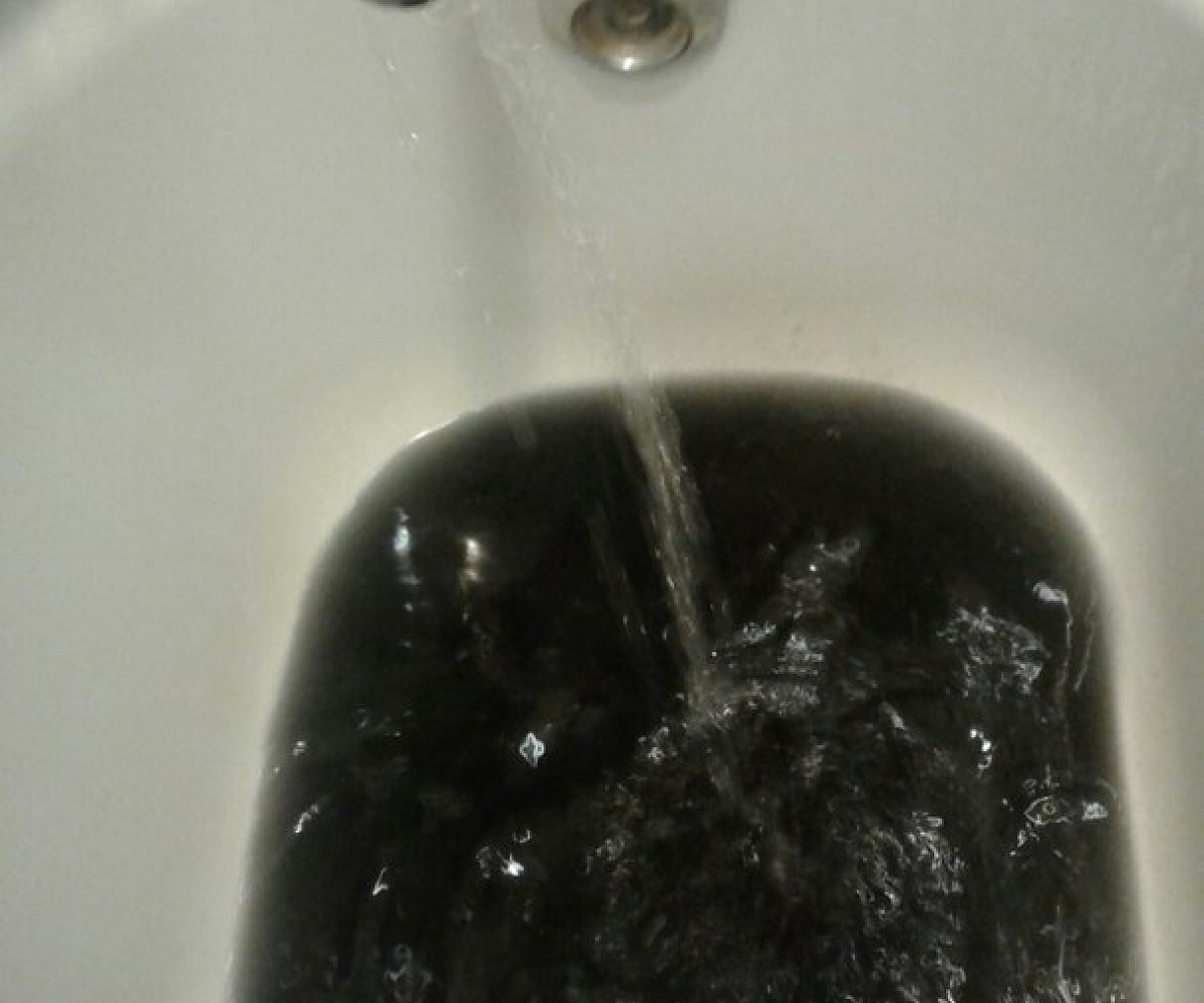 Значение черную воду. Черные частицы в воде из крана. Чёрная холодная вода из крана.