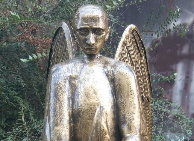 Скульптура «Ум, сила и душа» в честь Владимира Путина 