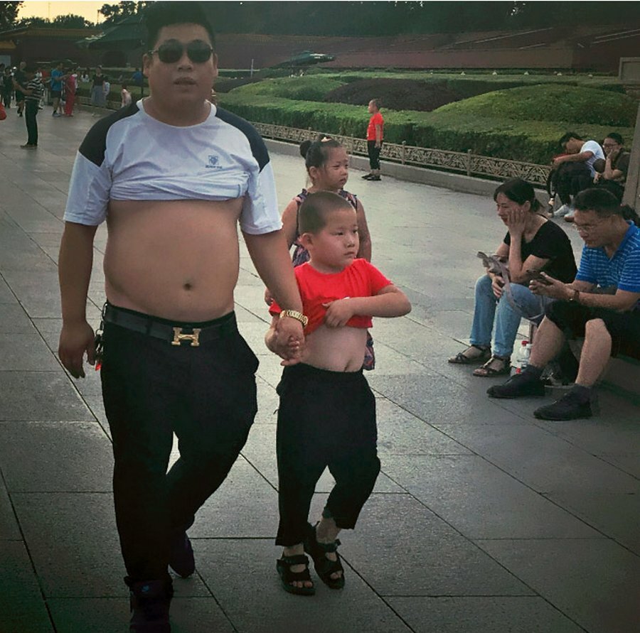 Одна из самых неприятный привычек китайцев: мужчины с голыми животами на улицах города 