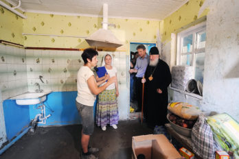 Патриарх Кирилл посетил несколько домов семей, пострадавших от паводка