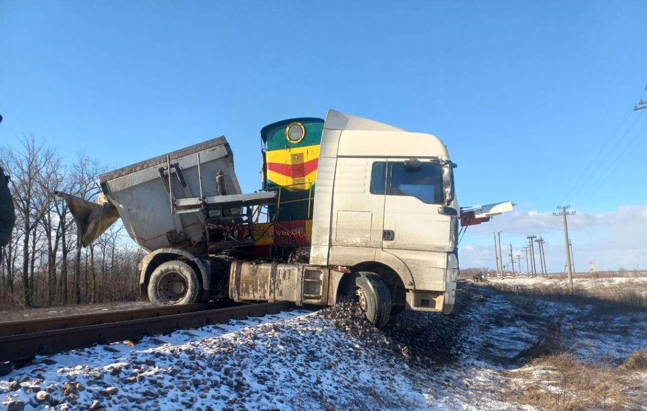 В Николаевской области поезд протаранил грузовик – фото
