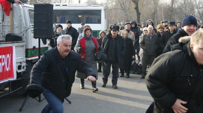 Чем швыряли в политиков недовольные граждане