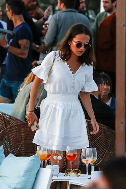 Яхта, пляж, бикини: Алисия Викандер отдыхает в Испании c друзьями Яхта, пляж, бикини: Алисия Викандер отдыхает в Испании c друзьями Экстерьер