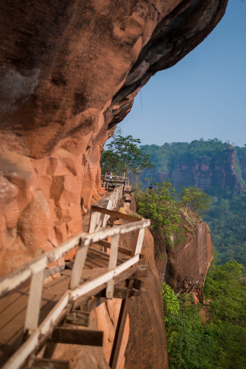 ¼ÍÇæªP?ÿÙWooden bridge in red cliffside at Wat Phu tok mountain Bueng Ka