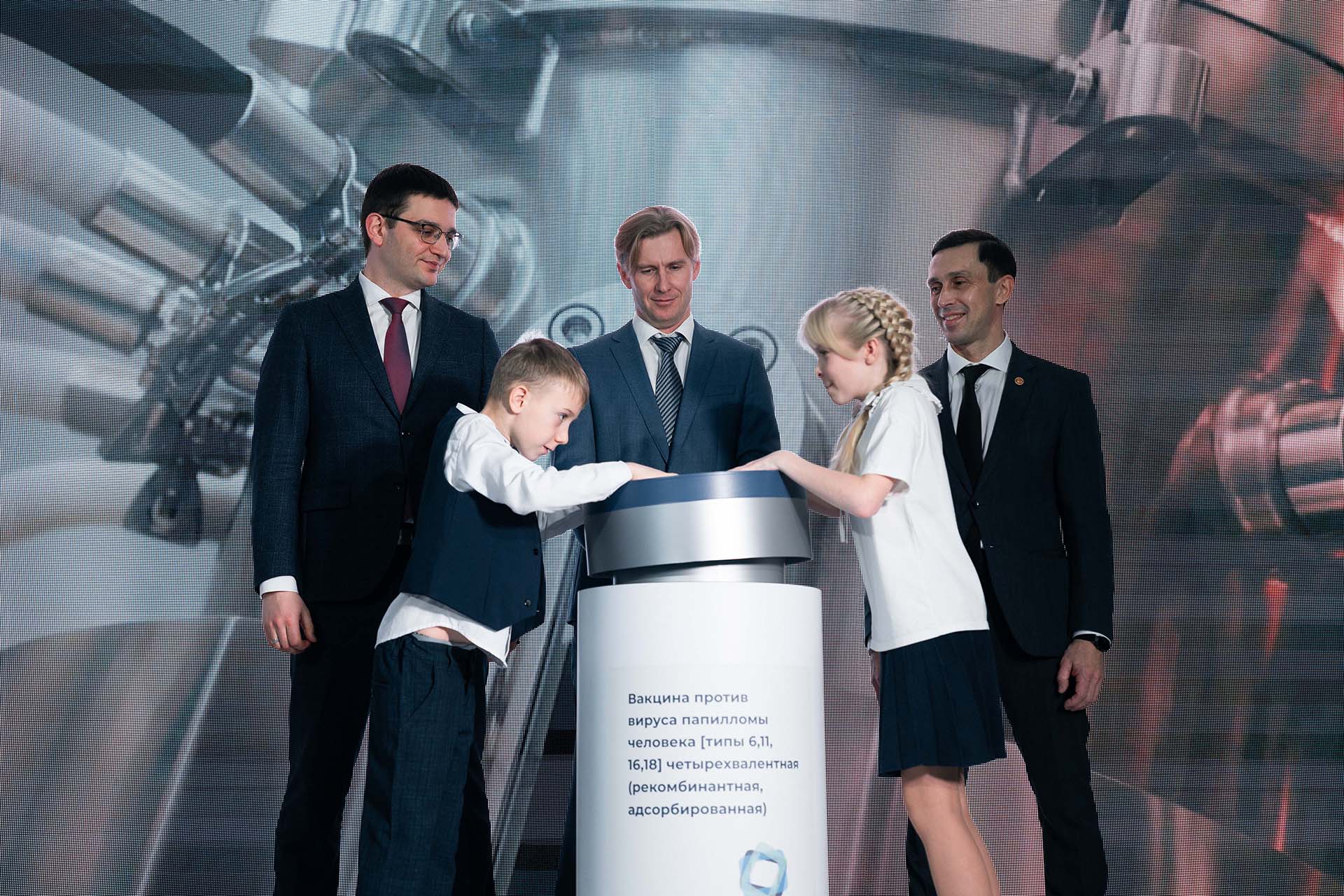Евгений Баринов (в центре), церемония открытия производства вакцины от вируса папилломы человека