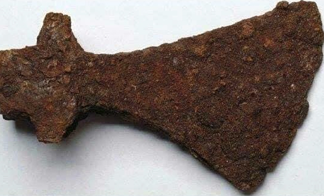 Археолог нашел боевой топор викингов возрастом 1000 лет и отреставрировал: фото до и после