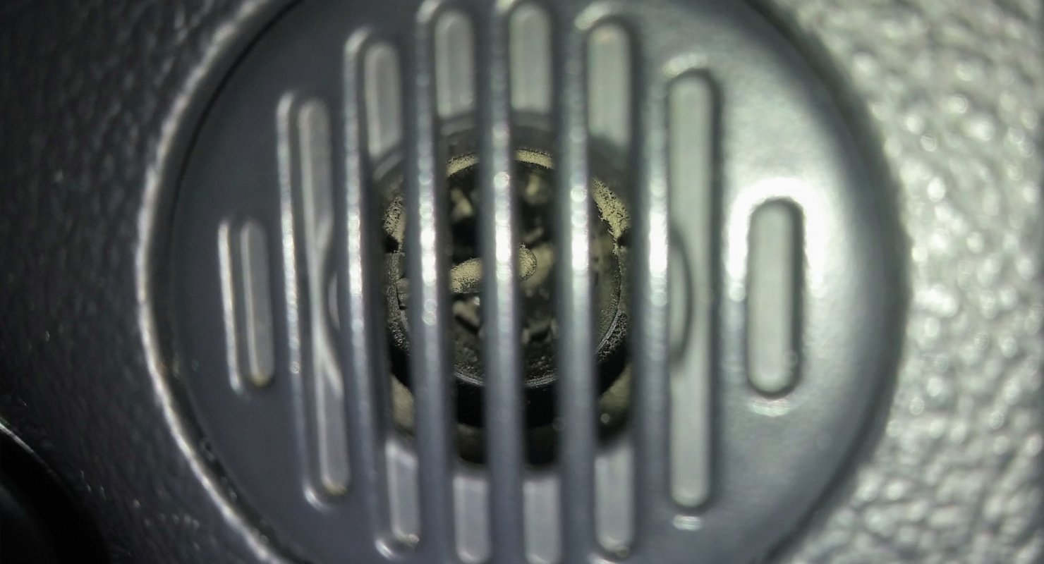 Для чего нужна микроскопическая решетка на «приборке» авто