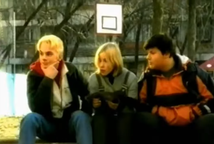 В 90-е годы на ТВ часто крутили такую рекламу: Сидят подростки на скамейке. И вдруг самый плотненький из них решил поинтересоваться на тему, какие мальчики нравятся юной девице.