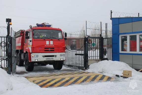 В Москве пожарные спасли двух человек из горящей квартиры в доме по переулку Васнецова и девять их соседей