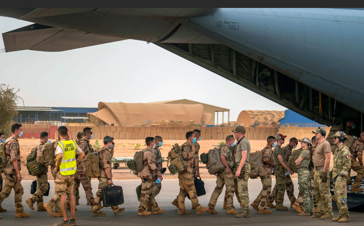 Всего два года прошло с тех пор, как французских бравых солдат попросили  из Мали. И теперь им точно также придется улетать из "урановой кладовой" Африки, Республики Нигер. На очереди Габон и Сенегал. Фото AFP