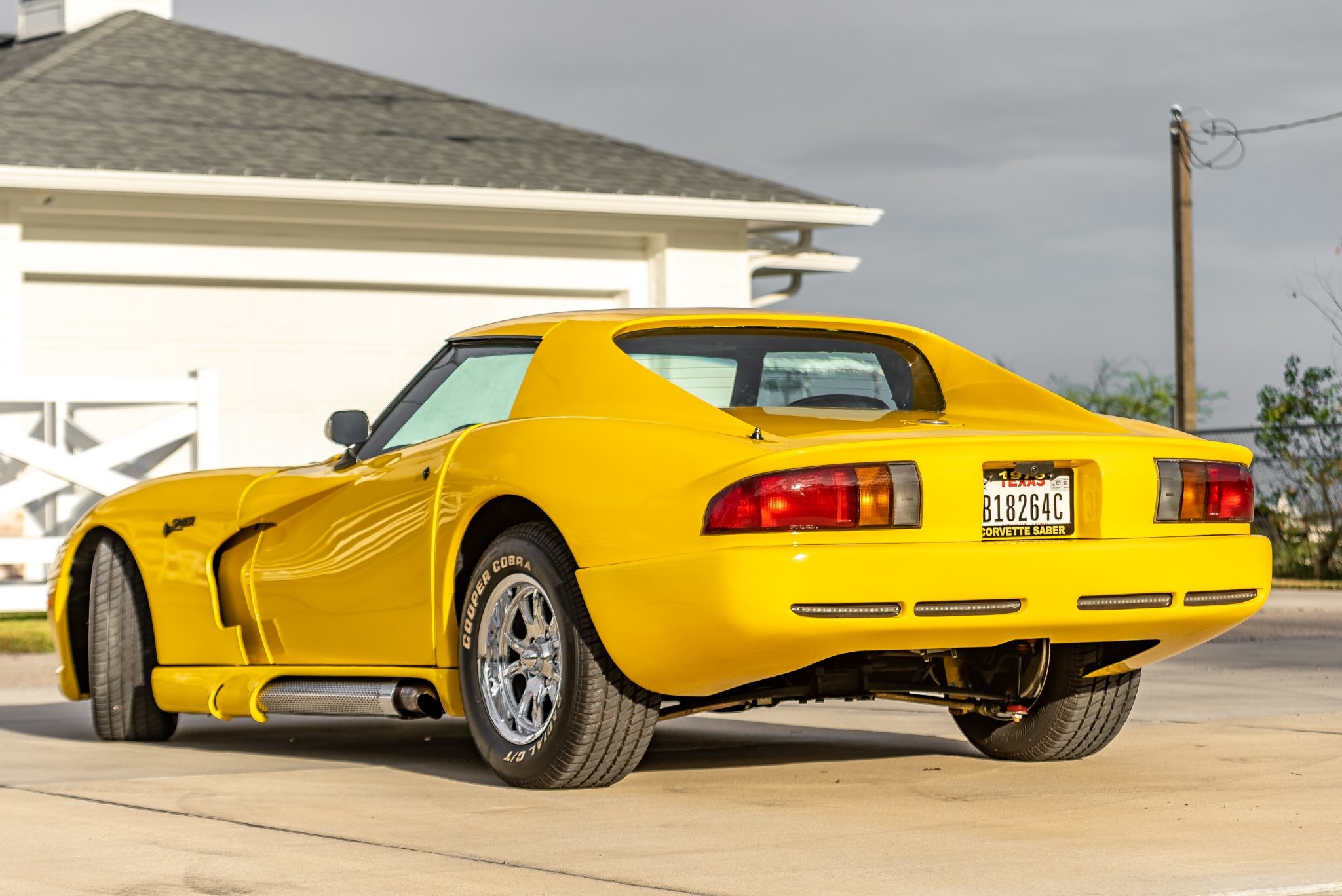 Модифицированный Chevrolet Corvette с внешностью Dodge Viper