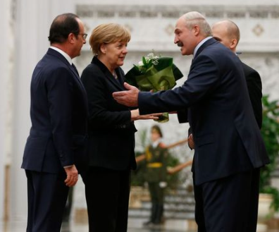 Belarus's; President Alexander Lukashenko (R) welcomes Germany's Chancellor Angela Merkel (C) and France's President Francois Hollande during a meeting in Minsk, February 11, 2015. The leaders of France, Germany, Russia and Ukraine were due to attend a peace summit on Wednesday, but Ukraine's pro-Moscow separatists diminished the chance of a deal by launching some of the war's worst fighting in an assault on a government garrison. REUTERS/Grigory Dukor (BELARUS - Tags: POLITICS CIVIL UNREST CONFLICT)