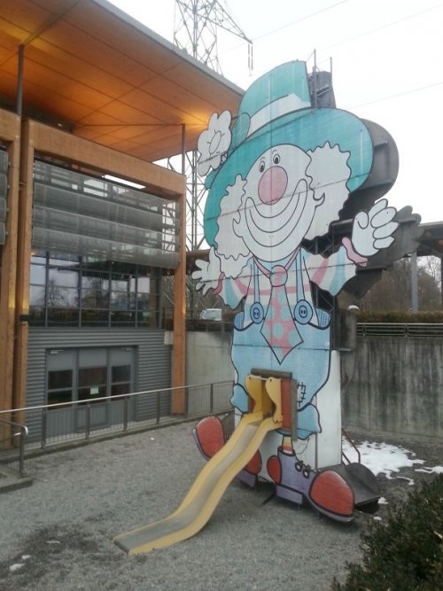 Неуместный и сомнительный дизайн детских игровых площадок 