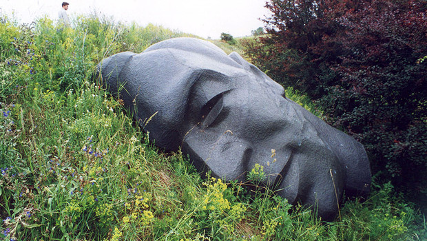 Часть снесенной скульптуры латышского советского писателя и государственного деятеля Вилиса Лациса...