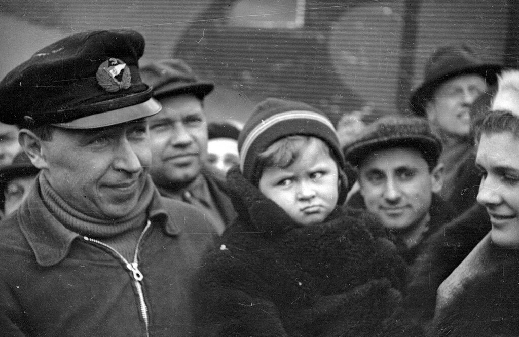 Илья Мазурук с женой Викторией и дочерью Ириной. Александр Устинов, 1938 год, из архива Нинель Александровны Устиновой.