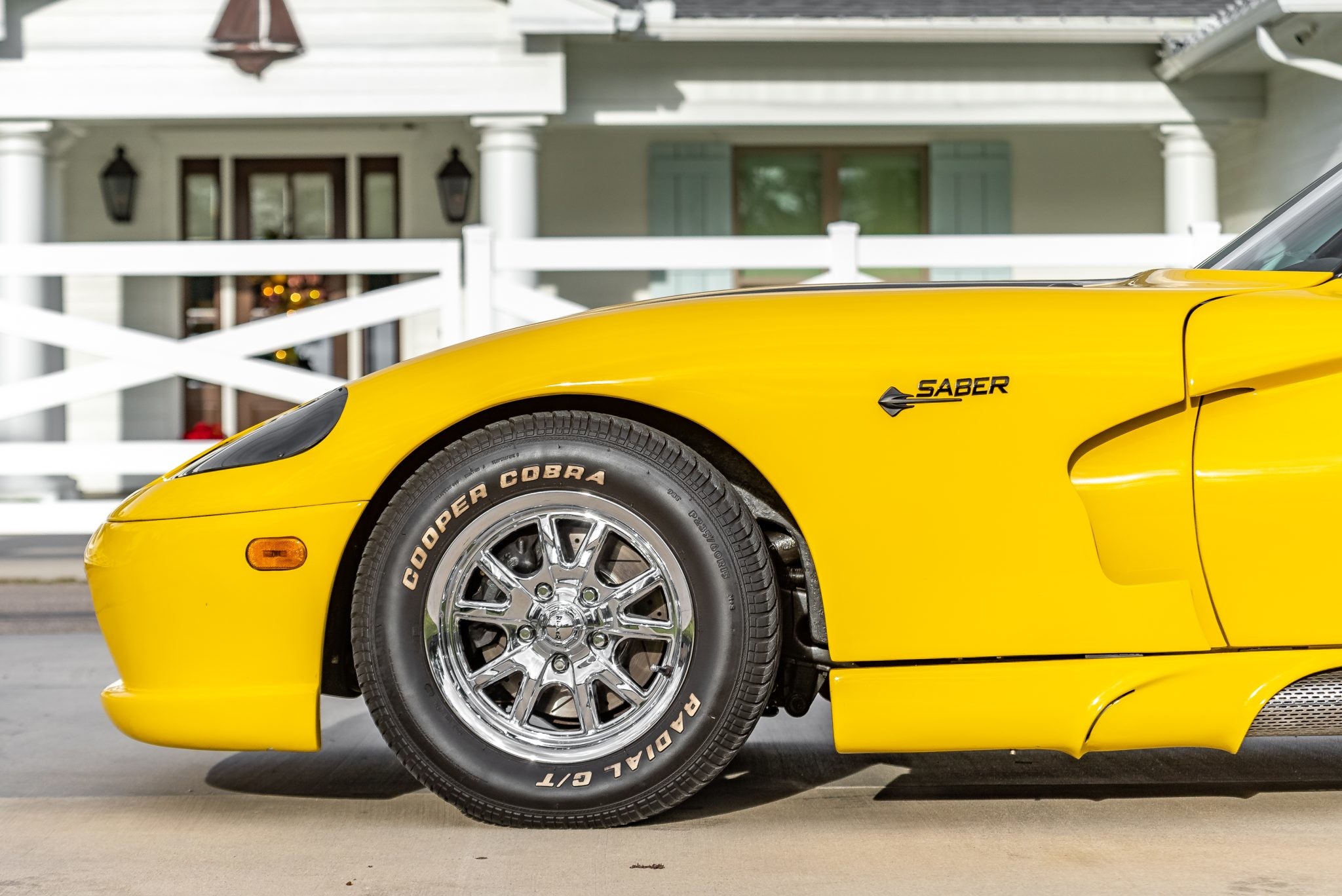 Модифицированный Chevrolet Corvette с внешностью Dodge Viper