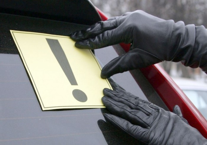 Что означают наклейки «восклицательный знак» на стеклах автомобилей? авто и мото,автоновости,Россия