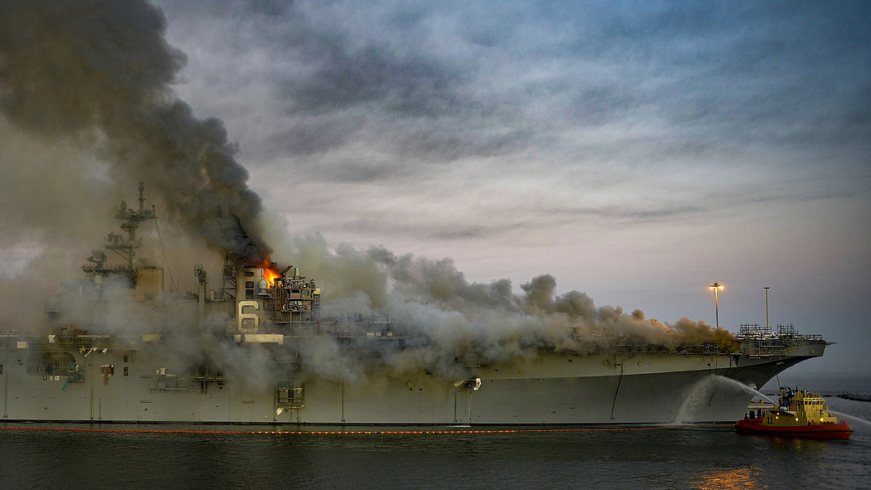 Списать и утилизировать: в США при модернизации сгорел боевой корабль