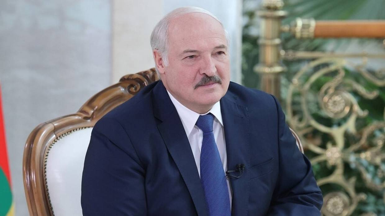 Лукашенко сделал Путину подарок в виде корзины с продуктами и хрустальными бокалами