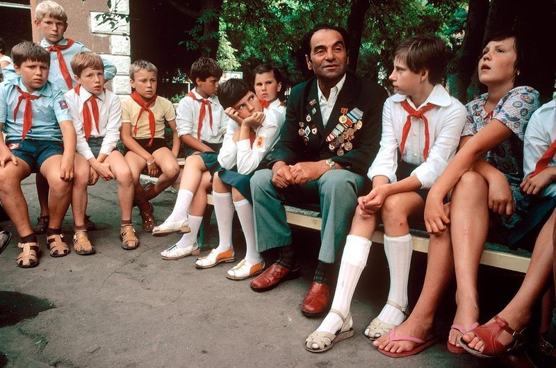 Ветеран рассказывает о войне детям в пионерлагере "Красное знамя" под Одессой 1981 год, СССР, история, люди, фото