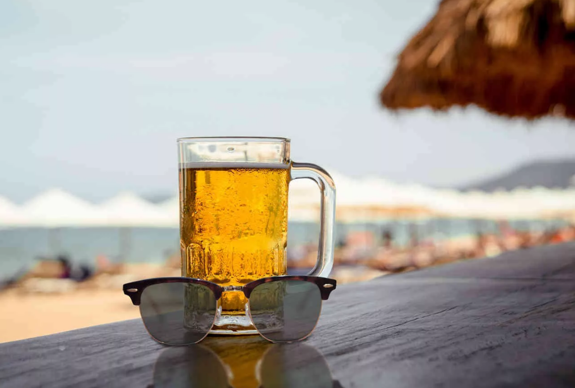 На пляже в Анапе закрыли нелегальную пивнушку