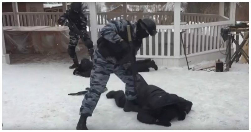 Всем лежать работает омон. Всем лежать работает омон. Всем лежать работает омон. Омон собр фсб. Группа захвата.