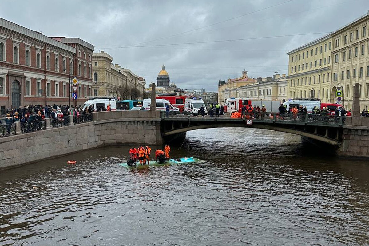 На водителя упавшего в реку автобуса в Петербурге завели уголовное дело