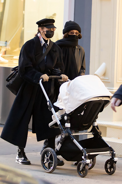 Джиджи Хадид впервые появилась на публике после рождения дочери: прогулка с ребенком и сестрой Беллой в Нью-Йорке Звездные дети