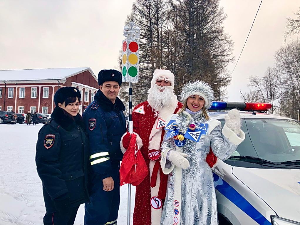 Инспекторы ГИБДД массово переодеваются в Дедов Морозов гибдд,Дед Мороз,курилка,невероятное на дорогах