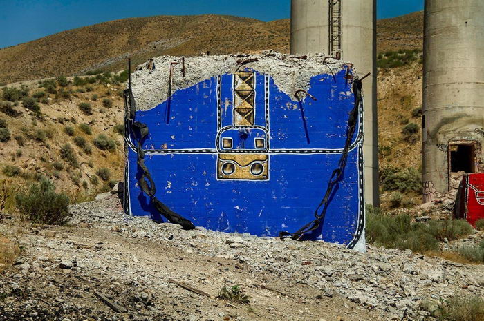 Остроумный проект. Бетонные копии фирменных сумок посреди заводской территории 