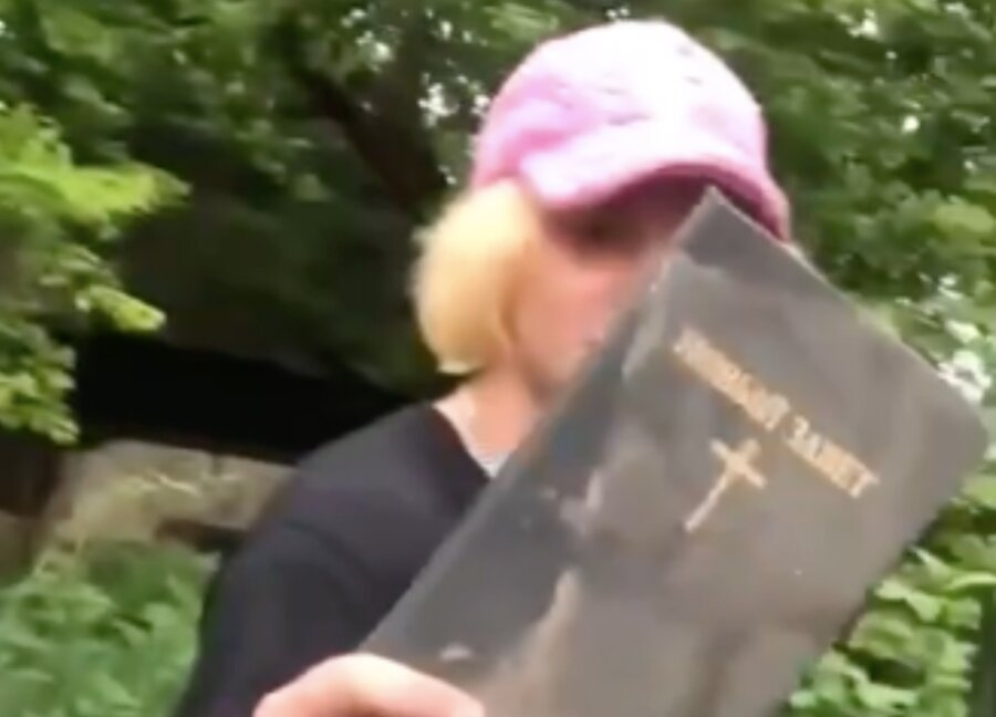 В канун Пасхи подростки под громкий хохот публично сожгли Библию