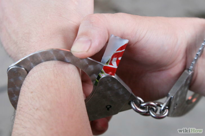 Как избавиться от наручников без ключа: так, на всякий случай домашний очаг...