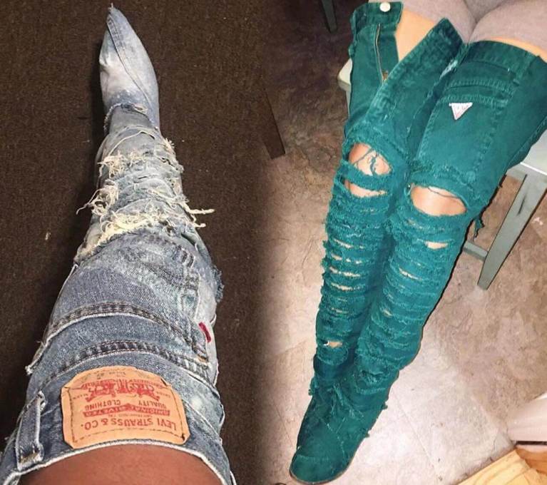 носки на ботинки в гололед. яркие носки поверх джинс. носки поверх сапог. туфли с носком. носки, надетые поверх обуви.