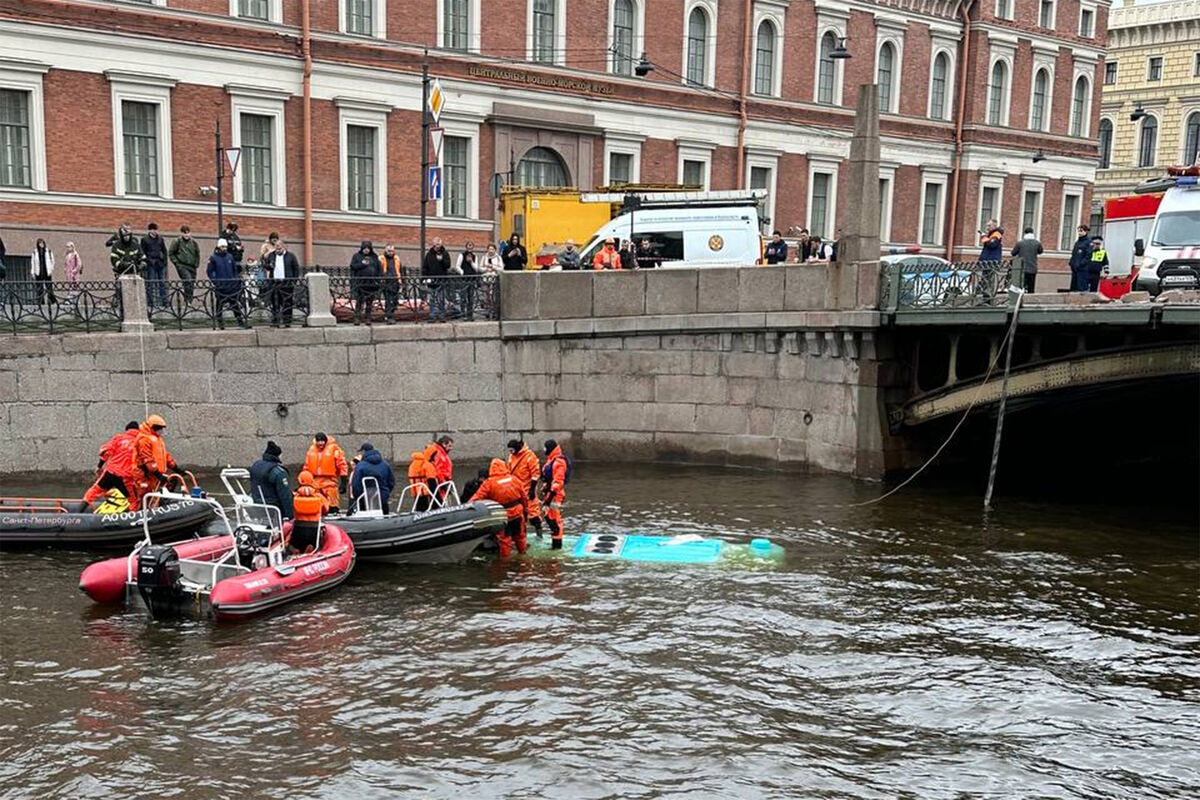 В Петербурге автобус с 20 людьми упал в Мойку, трое погибли