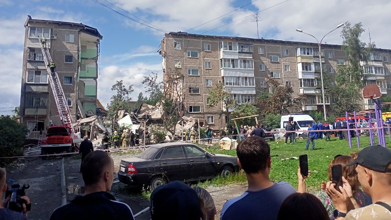 В Нижнем Тагиле из-под завалов обрушенной части дома спасли трех человек
