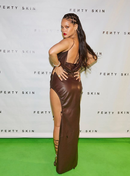 Соблазнительный наряд для виртуальной вечеринки: Рианна отпраздновала выход своей линии уходовой косметики Соблазнительный наряд для виртуальной вечеринки: Рианна отпраздновала выход своей линии уходовой косметики Красота,Уход за кожей и волосами
