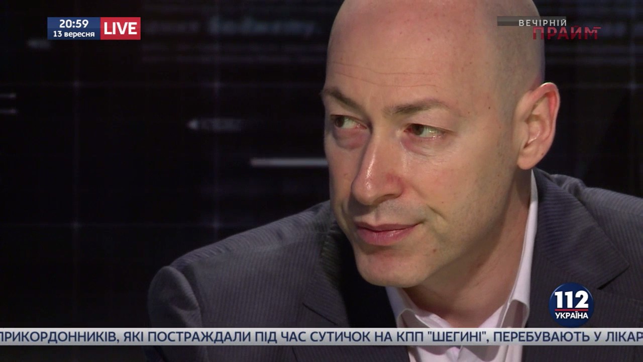 Тухлый рекорд: бутербродами из сала, из которых выложили гигантский герб Украины, массово отравились люди Тухлый рекорд: бутербродами из сала, из которых выложили гигантский герб Украины, массово отравились люди