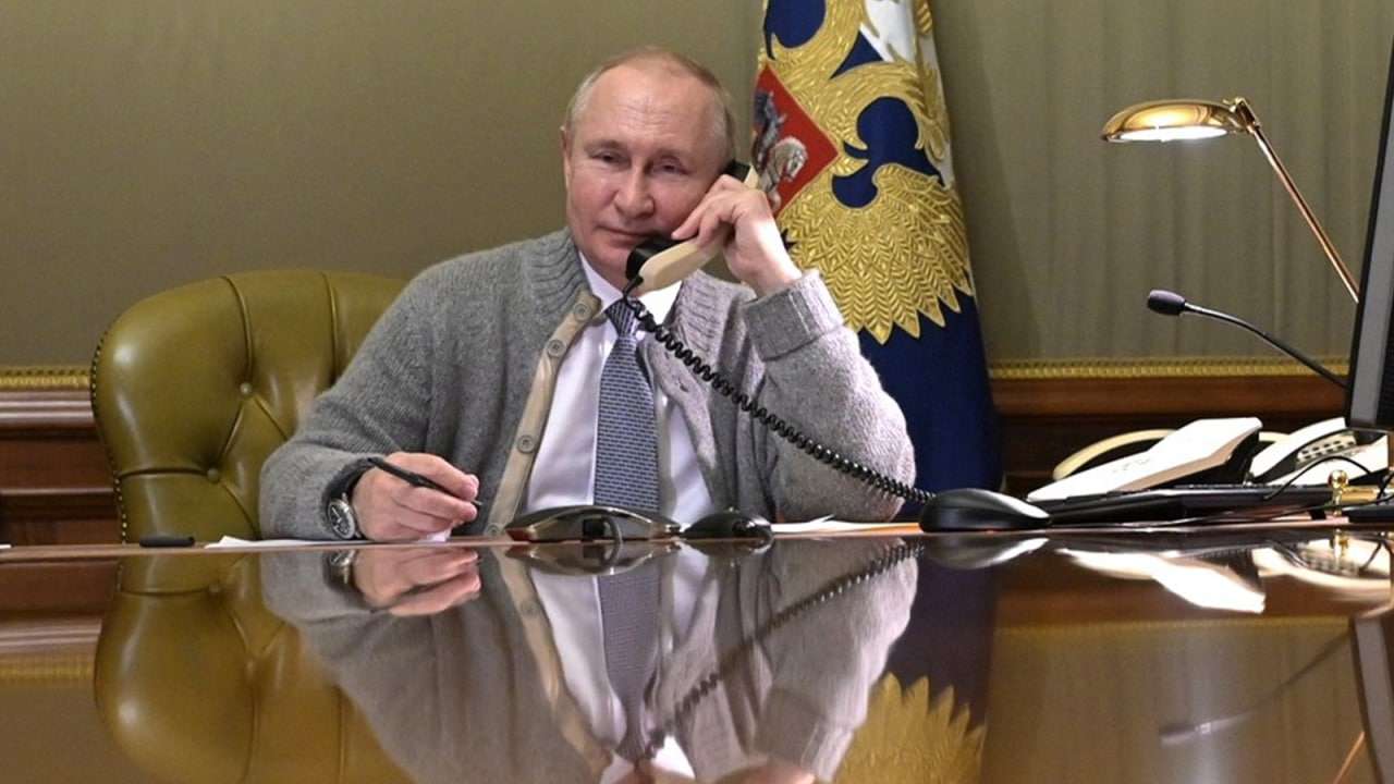 Путин за столом