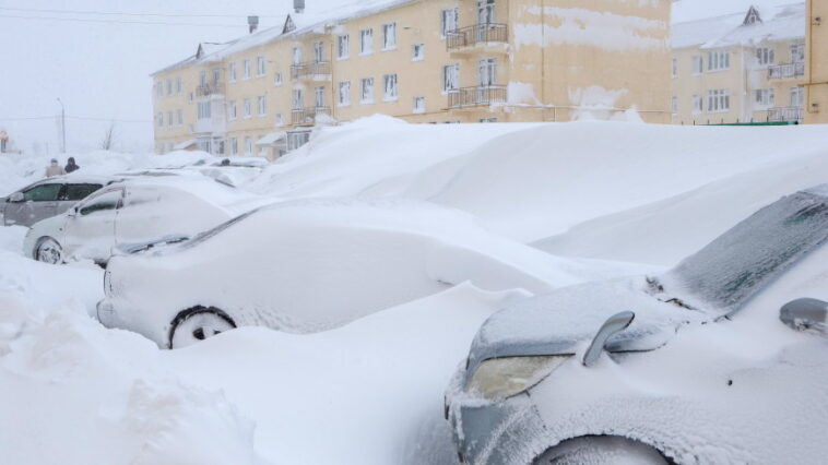 Коммунальщики Сахалина повредили 23 машины во время уборки снега