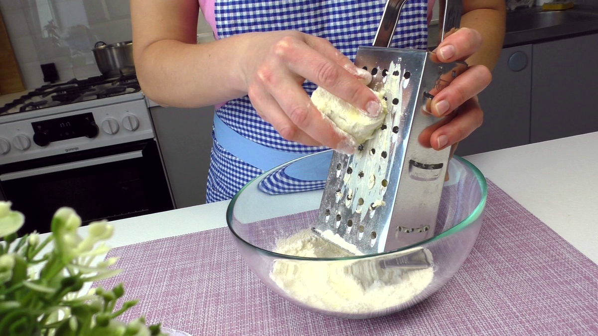 Лёгкий, шоколадный аромат, в сочетании с ореховым вкусом и хрустящее мягкое печенье. Это так вкусно! Сегодня готовим потрясающе красивое и очень вкусное лакомство.-4