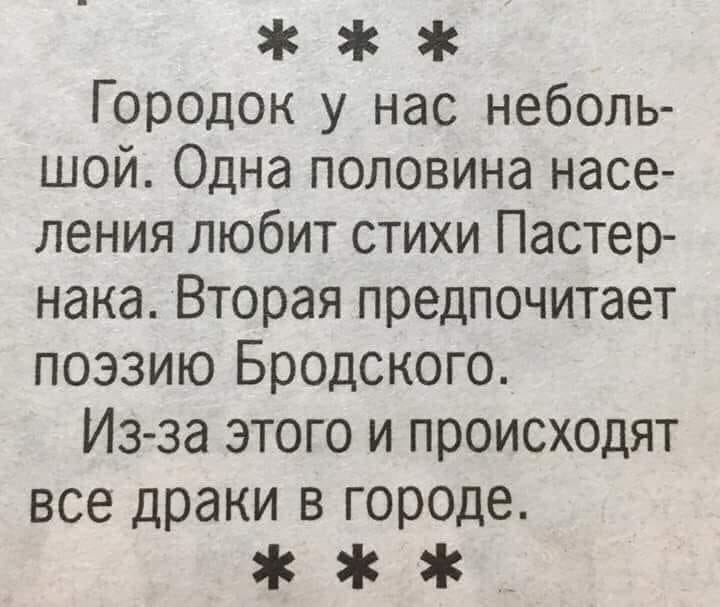 Парень с девушкой, оба очень довольные, одеваются после бурной ночи, торопясь на работу... весёлые