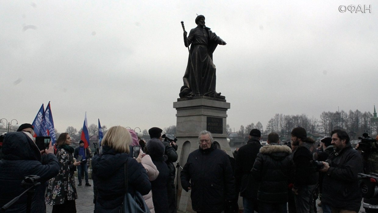 Памятник ивану грозному в александрове фото