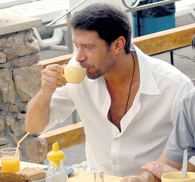 Владимир МАШКОВ предпочитает традиционный «английский завтрак», включающий в себя крепкий черный чай и апельсиновый фрэш