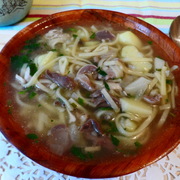 Суп с яичной лапшой и потрошками.